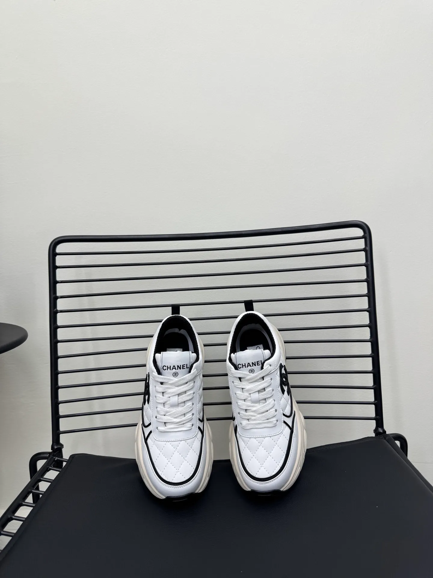 Men's men's shoes P660! Size: 35-41 Chanel 25C new Chanel sports and casual shoes. Versatile white shoes. You can’t go wrong with the styles. The contrasting colors are full of vitality. The logo embossed on the side is very delicate on the feet. The upper is made of original customized materials. The original outsole.
